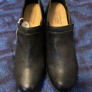 Mid-heel booties in black